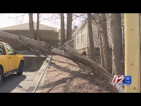 Strong winds knock out power to thousands across So. New England