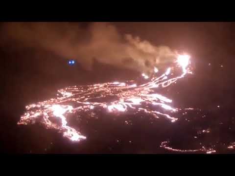 🚨🇮🇸 In Iceland Strange Blue Light flashing over active volcano